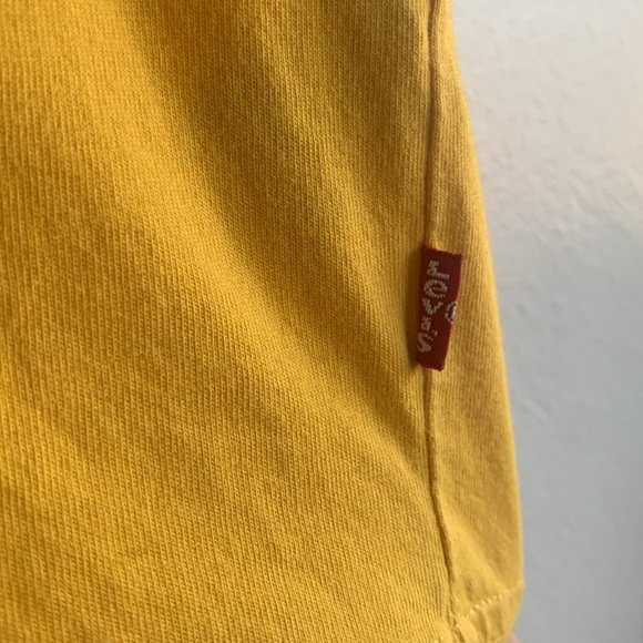 Levi’s Yellow Branded Tee Size Medium - Picture 2 of 4